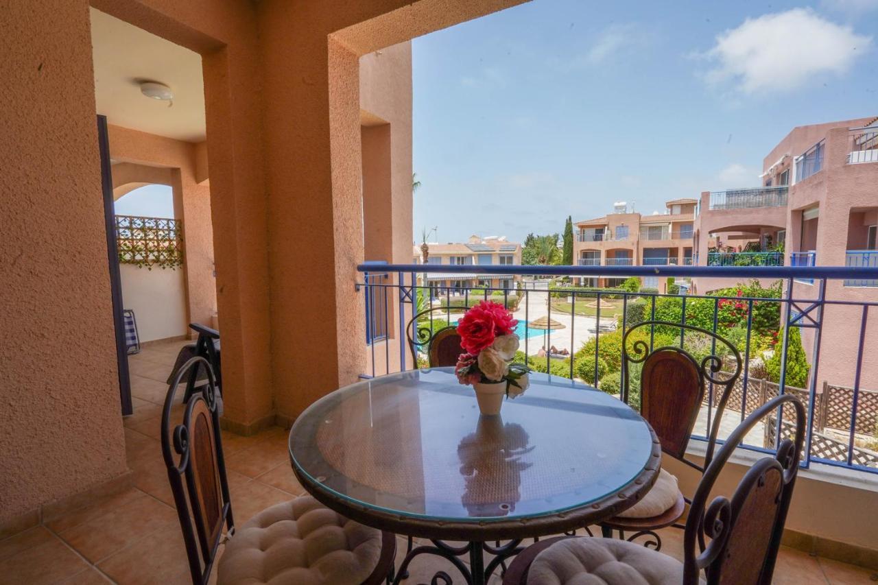 Resitour - Regina Gardens Apartamento Pafos Exterior foto