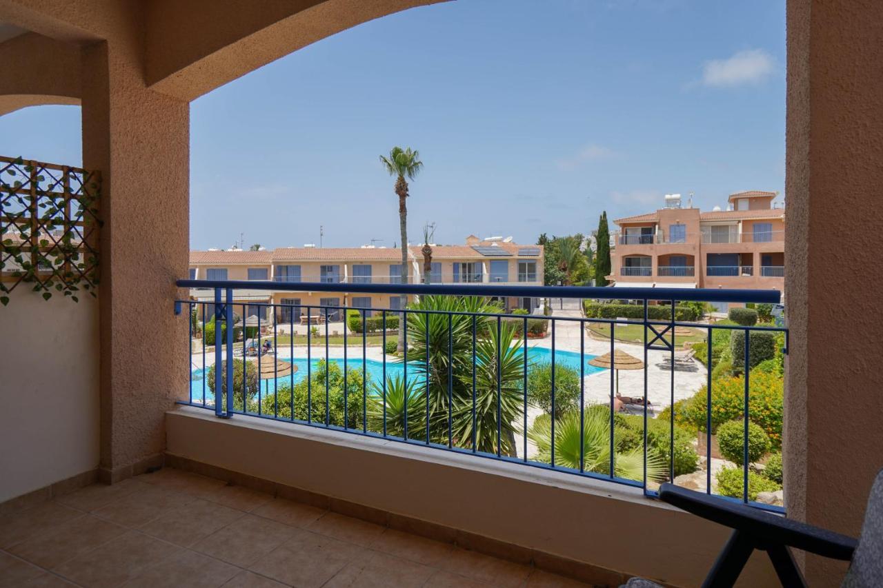 Resitour - Regina Gardens Apartamento Pafos Exterior foto